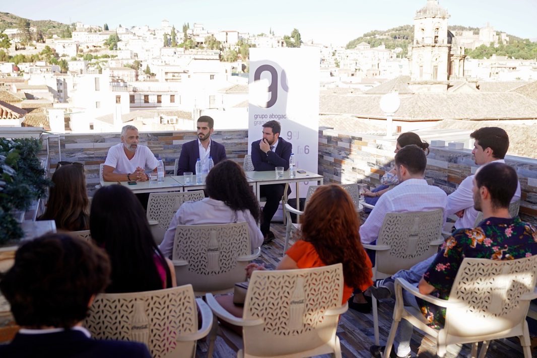 gajgranada's tweet photo. El pasado jueves 23 de junio tuvo lugar el Afterwork “Derecho de extranjería: cuestiones prácticas sobre nacionalidad”.

Gracias a todos los asistentes y especialmente al ponente, D. Vicente Marín por su claridad y cercanía.

¡Nos vemos en la próxima compañer@s! https://t.co/nEdh4PmzmT