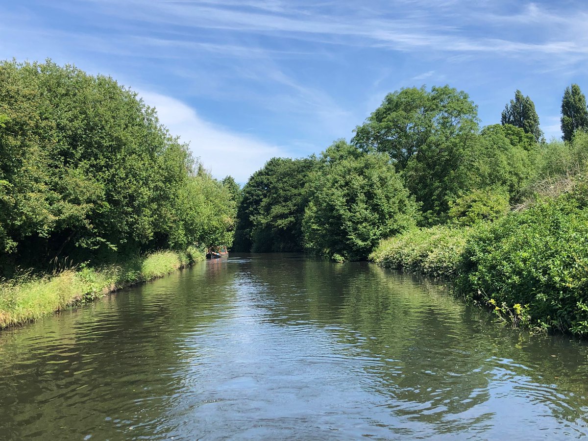 We have some more pretty photos to share of the #GrandUnionCanal. It's a beautiful time of the year to be out on the water. We love it!  #WaterwaysWednesday #Charity #BoatHire #GreatOutdoorsMonth #Lifesbetterbywater #Canal 
@CanalRiverTrust @CRTBoating @friendsOfGUC @CRTSouthEast