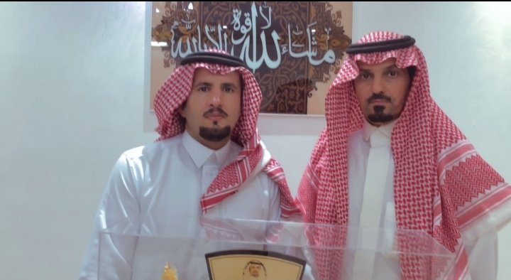 almlati_'s tweet photo. تم تكريم  الآديب والشاعر / مانع بن دليم الملاطي  .
من رجل الأعمال / مشعل بن ماطر الجياشي الحارثي  . 
وإليكم بعض الصور  للتكربم
في ليلة كانت مليئة بالوفاء والود والمحبة  . https://t.co/toCwUMSuIJ