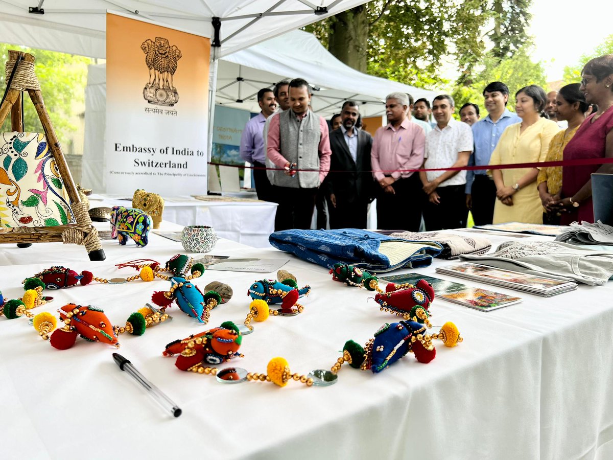 IndiainSwiss's tweet photo. #TeamIndia inaugurated TRIFED Corner to promote and exhibit Tribal products from #India. A presentation on TRIFED along with videos on GI Tagging and TRIFED journey was delivered during the occasion.

@meaindia @Meaindbiz @AmritMahotsav @DPIITGoI @tribesindia @DoC_GoI https://t.co/G9d6R8Xmvc