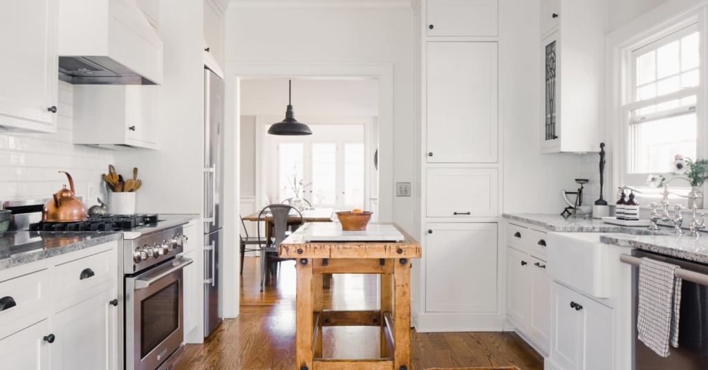 4 Trendy Kitchen Cabinet Pulls That Buyers Always Notice, According to Real Estate Agents apartmenttherapy.com/trendy-kitchen…
