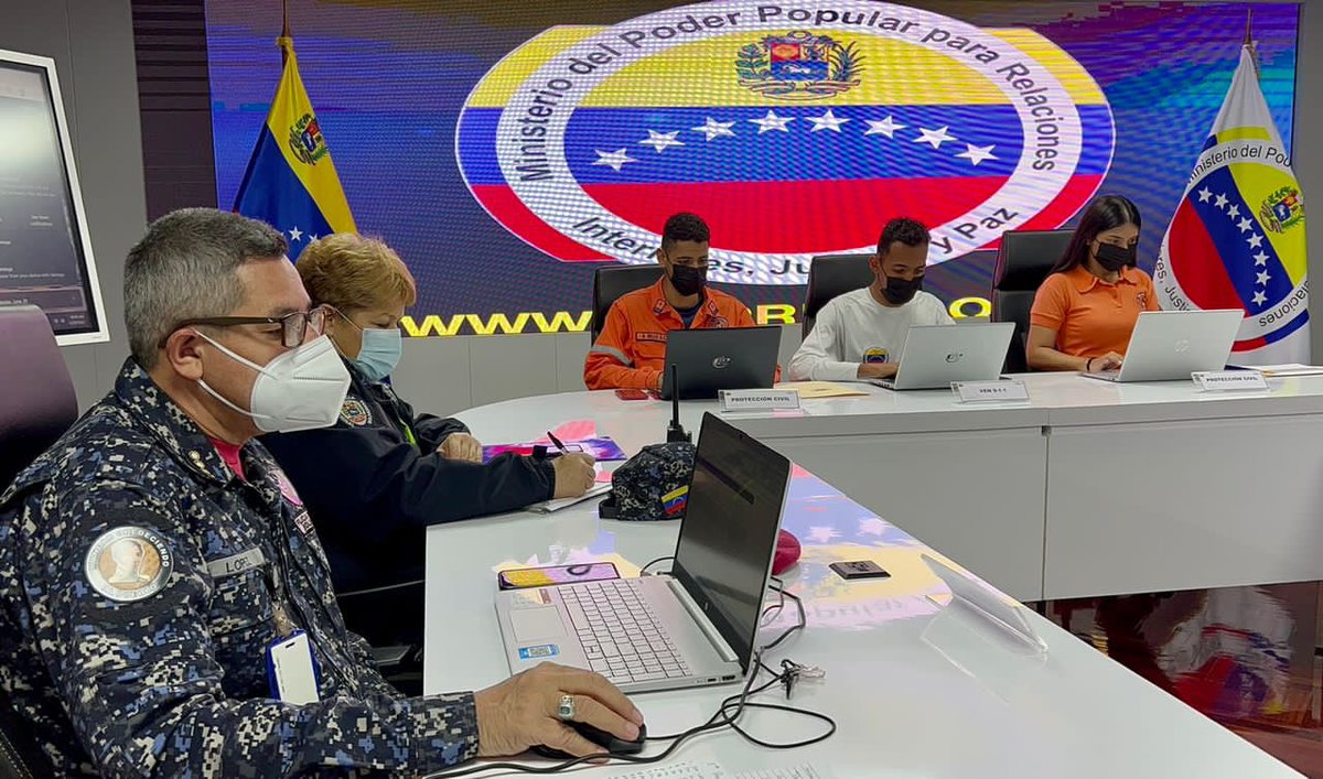 CeballosIchaso1's tweet photo. 🇻🇪 #29Jun|| Desde el Puesto de Comando del @MIJP_Vzla mantenemos monitoreo del avance del potencial ciclón DOS por Venezuela, como lo ha ordenado nuestro Pdte y Cmdte en Jefe @NicolasMaduro, para garantizar la protección del pueblo venezolano. https://t.co/Im68zvBJtc