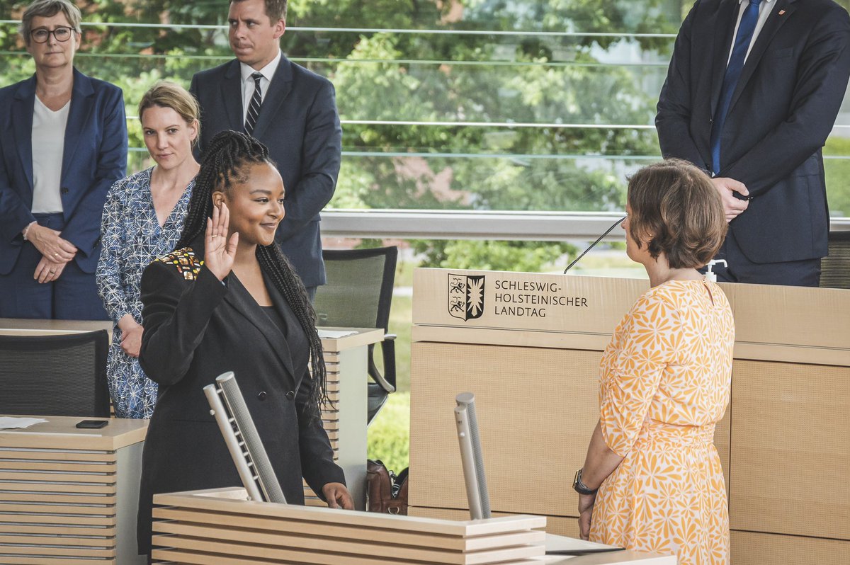 Was für eine Ehre. Ab heute bin ich Ministerin für Soziales, Jugend, Familie, Senioren, Integration und Gleichstellung in Schleswig-Holstein. Ich freue mich Teil des Kabinetts II von Daniel Günther zu sein. Ich werde die Aufgabe gewissenhaft und voller Freude wahrnehmen.