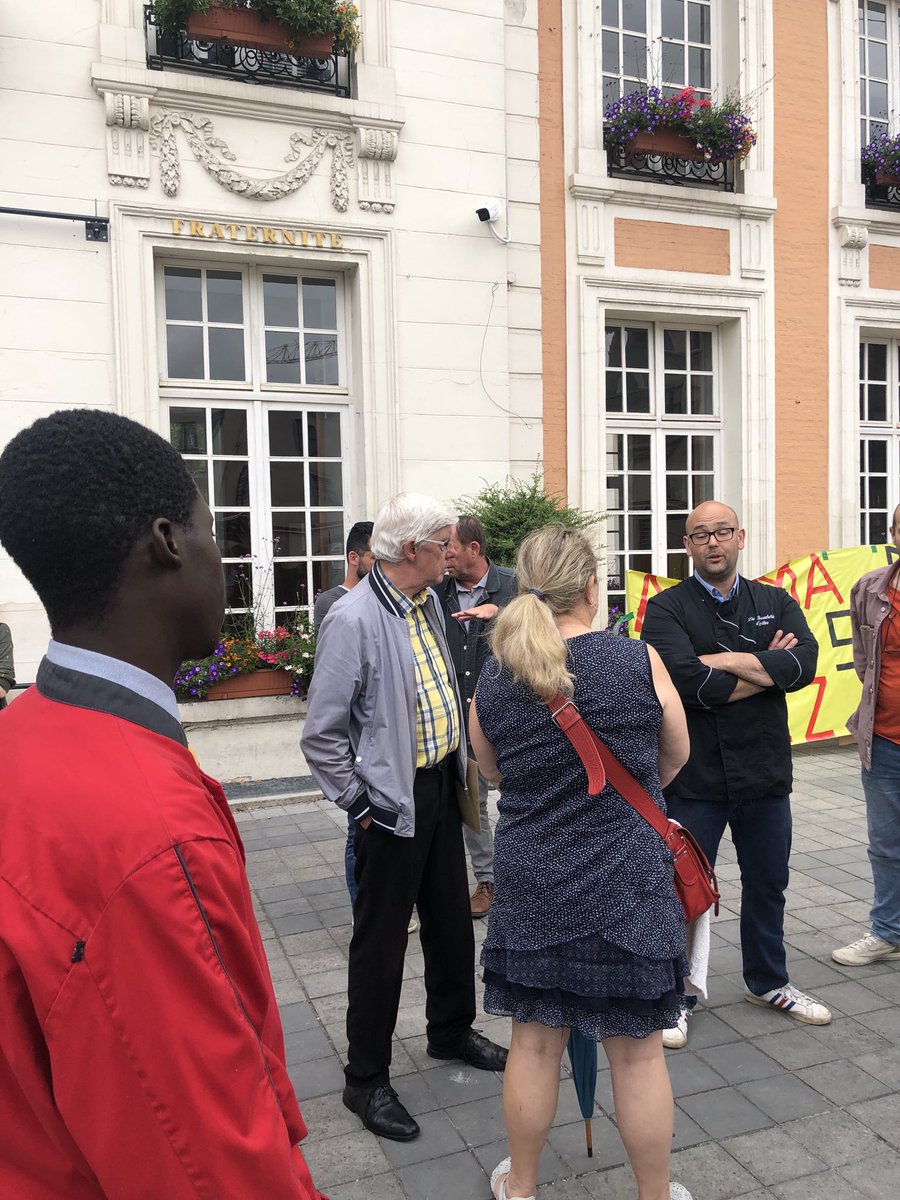 À #Darnetal #SeineMaritime, la mobilisation se poursuit pour Adama Ballo, menacé d’expulsion. Le jeune Malien travaille en CDI chez un artisan boucher de la ville.