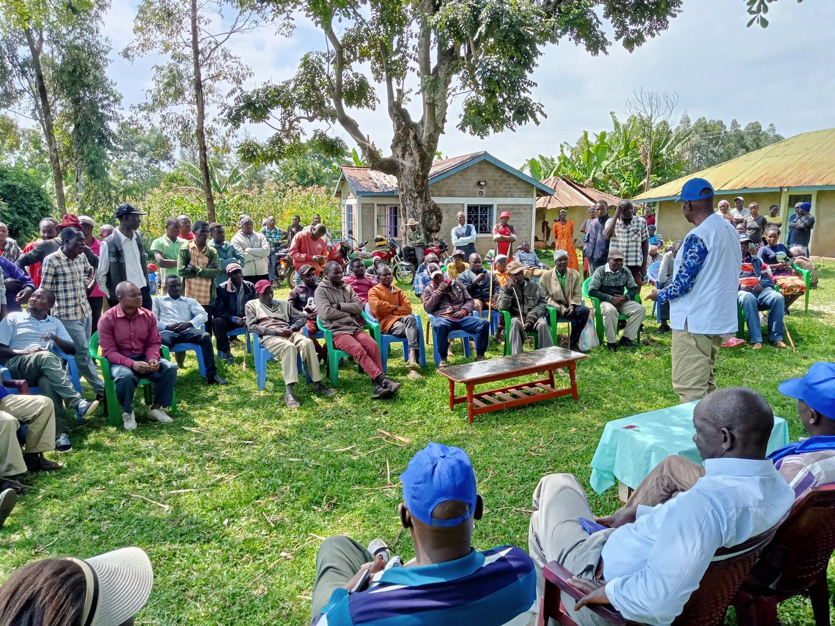 JohnPesa44's tweet photo. Today we held door to door campaigns in Awendo subcounty urging the voters to vote inn @RailaOdinga as our next President and I the next governor Migori county under the Azimio umbrella. We pledged for peaceful elections and co-existence among the communities. @DAP_Kenya https://t.co/WCJ5FzNmaN