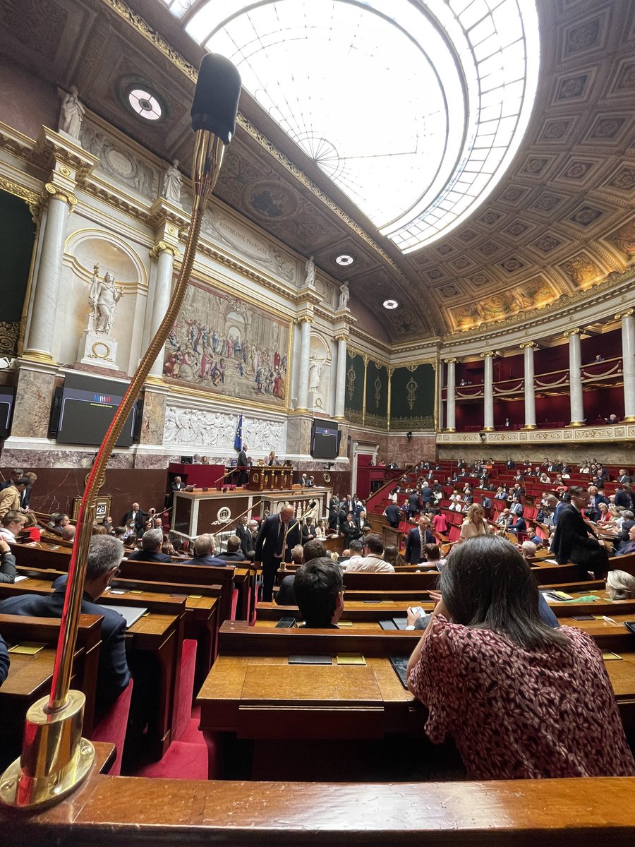 Hier le RN se retire du second tour pour accorder une majorité absolue à LREM pour la présidence. Aujourd’hui le RN voit ses deux candidats à la vice-présidence élus dès le premier tour grâce à LREM. Et LREM va choisir Ciotti contre #Nupes pour la questure. Éclairant.