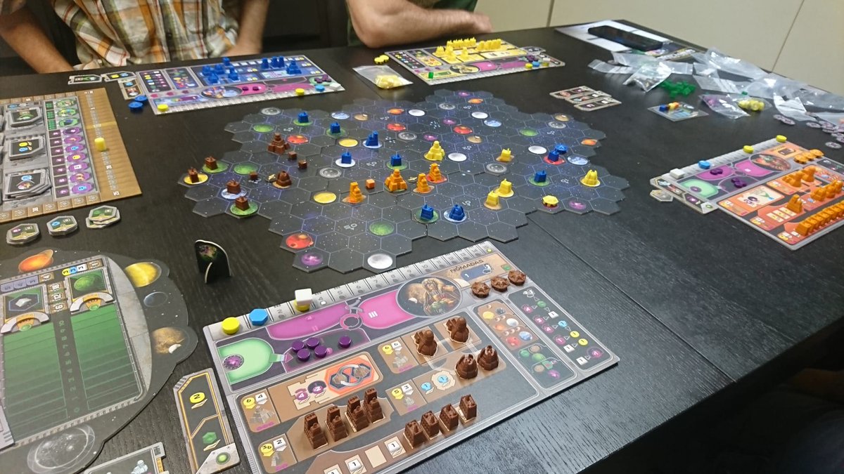 ClubDreadnought's tweet photo. Siempre está bien jugar un Gaia Proyect, así pasamos una calurosa tarde de verano. 😀
Contacta por MP si te apetece conocernos y pasar un buen rato. 😏
#clubdreadnought #juegosdemesa #boardgames #gaiaproyect https://t.co/khibjtI5a4