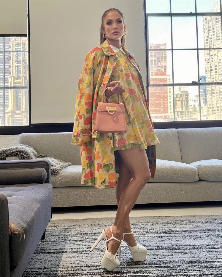 thinkrmilf's tweet photo. jennifer lopez <3 https://t.co/poinMIjA2z