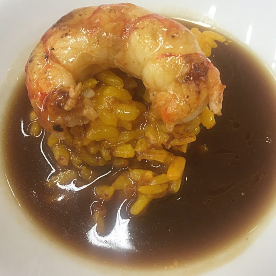 🍽 Avui us recomanem una #recepta d'arròs socarrat amb #gambes de Palamós i el seu suc que ens va ensenyar el nostre estimat xef <a href="/JacasJordi/">Jordi Jacas Ballesta</a>, propietari del <a href="/MoliEscala/">Molí de l’Escala</a>, en un dels nostres #tallersdecuina. 

Aquí trobareu aquesta i altres receptes: 
pbgastronomica.com/taller-de-cuin…