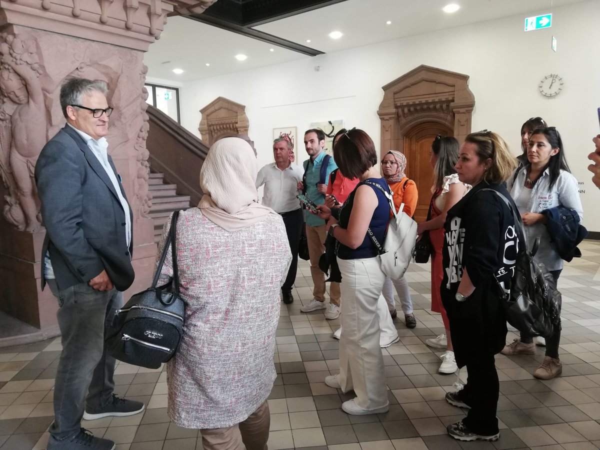 Erasmus projemiz kapsamında öğretmenlerimiz Avrupa'da Mülteci Öğrencilerin Eğitimi konusunda eğitime katılarak uygulama örneklerini  incelemeye devam ediyorlar.<a href="/denizlimem/">Denizli İl Millî Eğitim Müdürlüğü</a> <a href="/ekicis20/">Süleyman EKİCİ</a> <a href="/bulent_akhan20/">Bülent AKHAN</a> <a href="/YTEMEL3/">Y.TEMEL</a> <a href="/ArgeDenizli/">Denizli ARGE</a>
