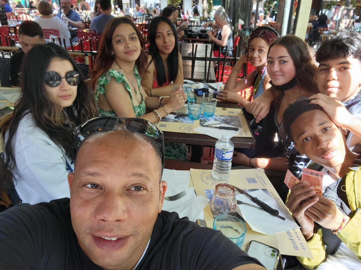 GregPattVA's tweet photo. Having lunch at au Clairon des Chasseurs at Montmartre. #FLHornets, #fredlynnART https://t.co/6i6udHmK3V