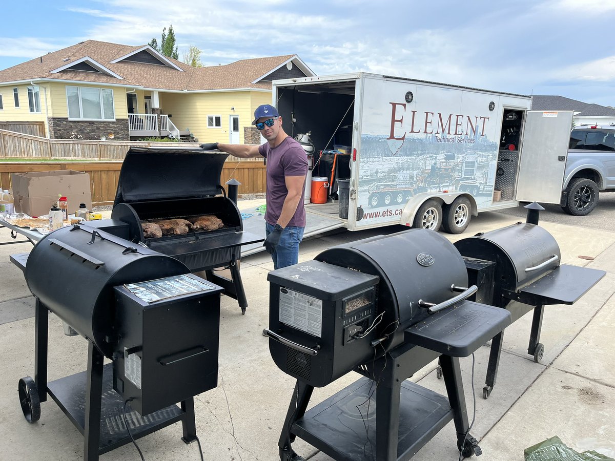 Rbirnie_Element's tweet photo. What a great day in Weyburn.           25 briskets on the go for tomorrow nights huge Youngfellow's concert. All proceeds go to U13 AA Yongfellows hockey team. Come see us for a Brisket Sandwich as you watch @incugneto @TenilleArts @HunterBros &amp; more!!! Thank you @YFCWeyburn https://t.co/oAEVcyQiU8