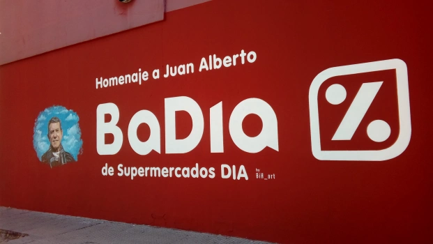 <a href="/DDLQV_radio/">#DetrásDeLoQueVemos</a> <a href="/erespi/">Emanuel Respighi</a> <a href="/kmicheletto/">Karina Micheletto</a> @sebochini <a href="/JulianMFava/">Julián Fava</a> <a href="/Villarruel_clau/">Claudio Villarruel</a> En Badía y Cía. hubo recitales MEMORABLES de Soda, Charly, Fito, el flaco y muchos otros. Nada de playback. Algunos están en YouTube. Aquí un homenaje de un supermercado!!