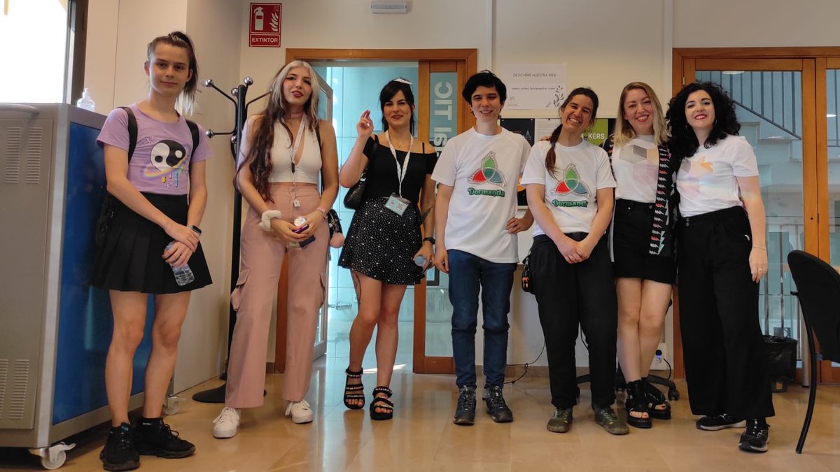 GamesFaery's tweet photo. 🧙‍♀️Esto es muy emocionante, foto con @firemountainsvg y @devroomgames_ . Que ganas de ver los pitchs 💕💕💕💕.
#fempowerup #evento #indiedev #visualnovel #FemPowerUpStFeliu @FemPowerUp https://t.co/AsAcRYEuTb