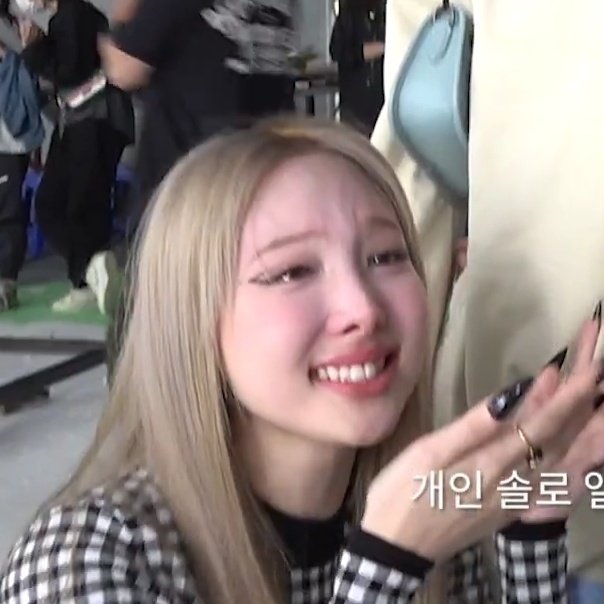 jypesmyoui's tweet photo. mina smiling when nayeon's crying D: https://t.co/bbaXkh51GJ