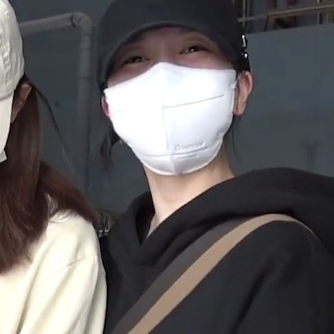 jypesmyoui's tweet photo. mina smiling when nayeon's crying D: https://t.co/bbaXkh51GJ