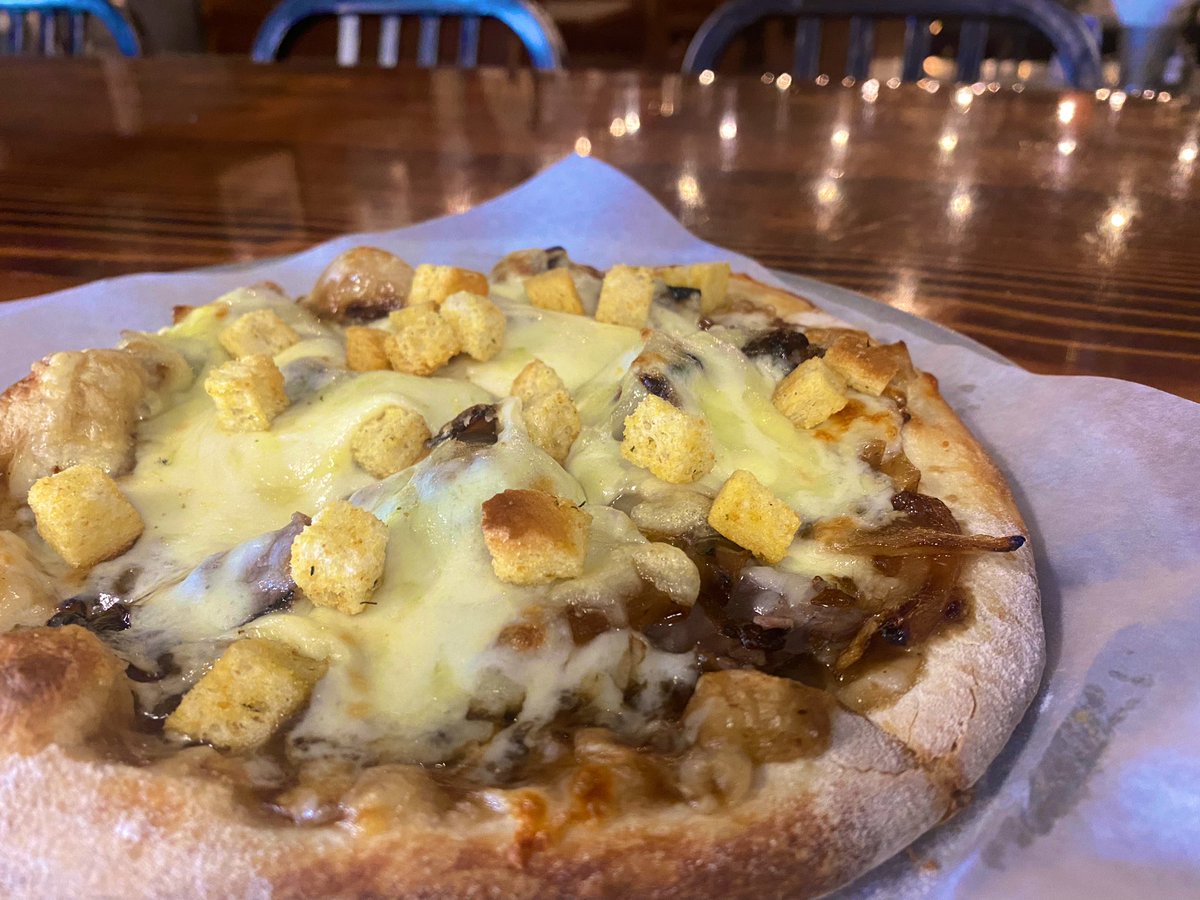 ptown_pizzabarn's tweet photo. Chef Shorty is at it again.   Another day of creating unique pizzas for our lunch  #buffet!  Today it’s French Onion Pizza:
Au jus Base
Roast Beef
Caramelized Onion
Swiss and Mozzarella Cheese 
Croutons
#chefshorty #creativepizza #creativepizzatoppings @PizzaToday @PMQpizzamag https://t.co/r4XzNFyID8