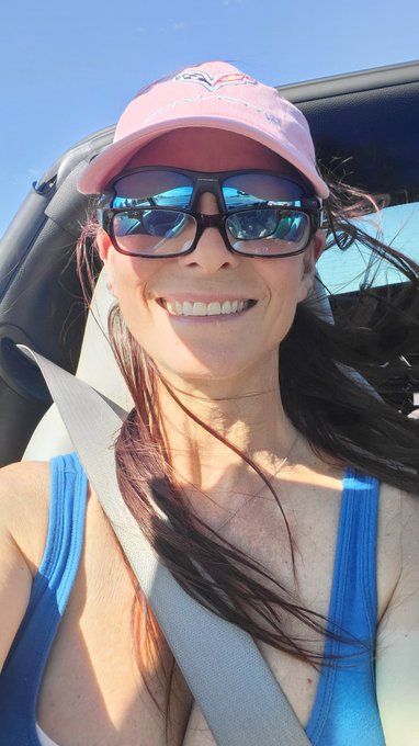 Things you gotta wear when you're co-pilot trying to read the map, topless in Nevada! 🤭🤣 https://t.c