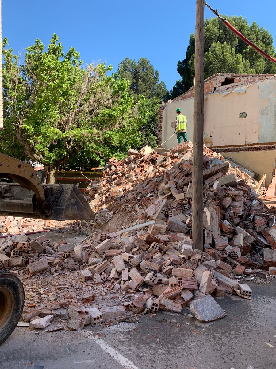 cobasobras's tweet photo. Avui hem fet l'enderroc d'una de les cases dels mestres al Papiol per l'adequació de l'entrada al nou CAP #ElPapiol #Enderrocs #MolinsDeRei https://t.co/6qj2i3G2BQ