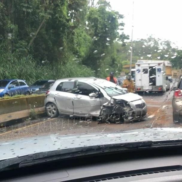 AccidentesVE's tweet photo. #29junio #caracas  Accidente en la panamericana km 13 sentido caracas ( entrada urb Picott)

Info @fuego_oficcial

#hechovial
#Accidente
#choque #NoticiaEnDesarrollo #noticia #accidentesvenezuela https://t.co/fUygeUdtOS https://t.co/CyVxtxwVfn