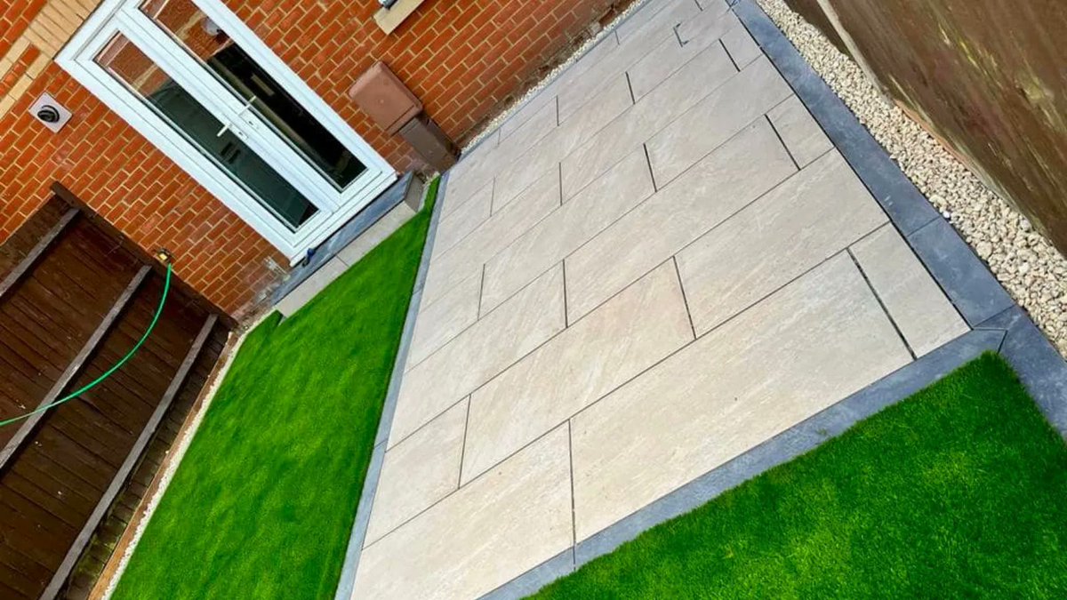 BradstoneUK's tweet photo. Have you seen our Serameno range? These porcelain pavers have incredible detail and come in three stunning shades and have completely transformed this small space thanks to #qualityassured member E.C.S Paving #smallspaces #gardendesign #landscaping #porcelainpaving https://t.co/K3iQuU3iGX
