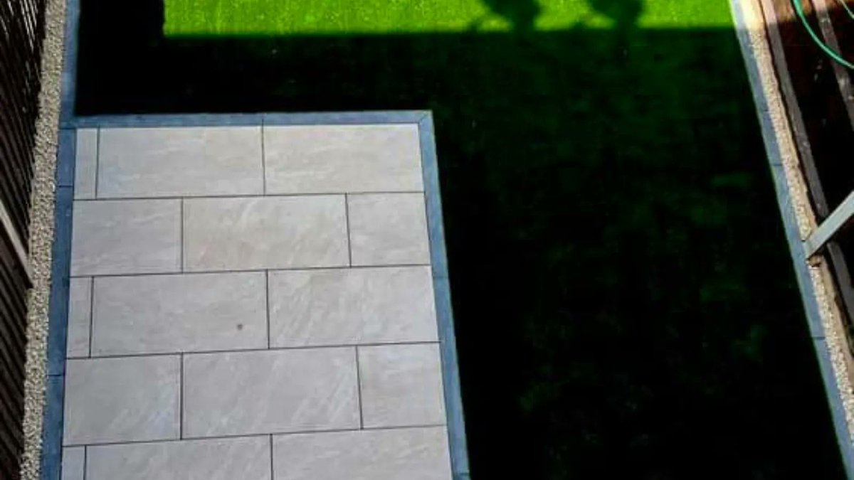 BradstoneUK's tweet photo. Have you seen our Serameno range? These porcelain pavers have incredible detail and come in three stunning shades and have completely transformed this small space thanks to #qualityassured member E.C.S Paving #smallspaces #gardendesign #landscaping #porcelainpaving https://t.co/K3iQuU3iGX