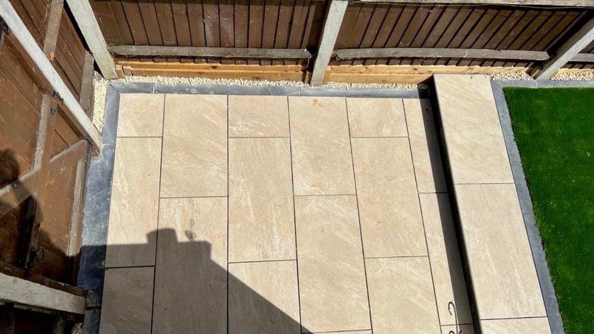 BradstoneUK's tweet photo. Have you seen our Serameno range? These porcelain pavers have incredible detail and come in three stunning shades and have completely transformed this small space thanks to #qualityassured member E.C.S Paving #smallspaces #gardendesign #landscaping #porcelainpaving https://t.co/K3iQuU3iGX