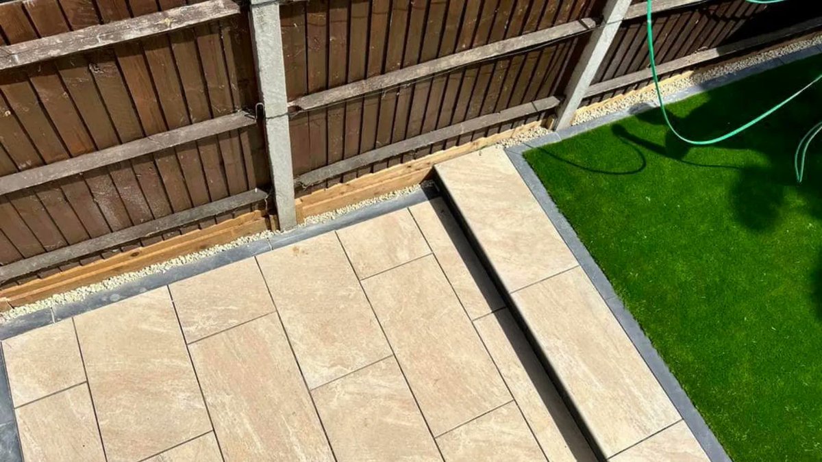 BradstoneUK's tweet photo. Have you seen our Serameno range? These porcelain pavers have incredible detail and come in three stunning shades and have completely transformed this small space thanks to #qualityassured member E.C.S Paving #smallspaces #gardendesign #landscaping #porcelainpaving https://t.co/K3iQuU3iGX
