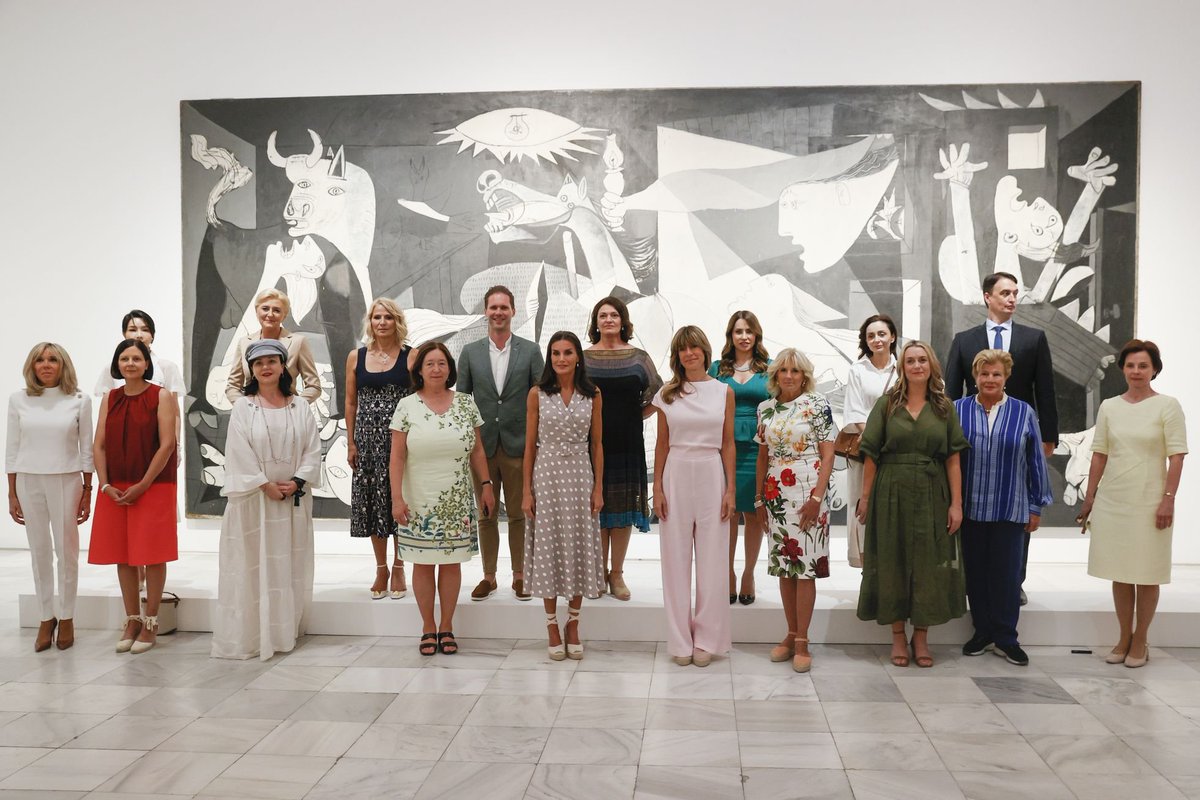 marxistJorge's tweet photo. Spouses of NATO dignitaries pose in front of the Gernika in Madrid. NATO countries subjected Serbia, Libya, Afghanistan, Iraq and many other countries to similar bombings as the one painted by Picasso. #HYPOCRITES #NATOSummit https://t.co/pZA2V97vDl