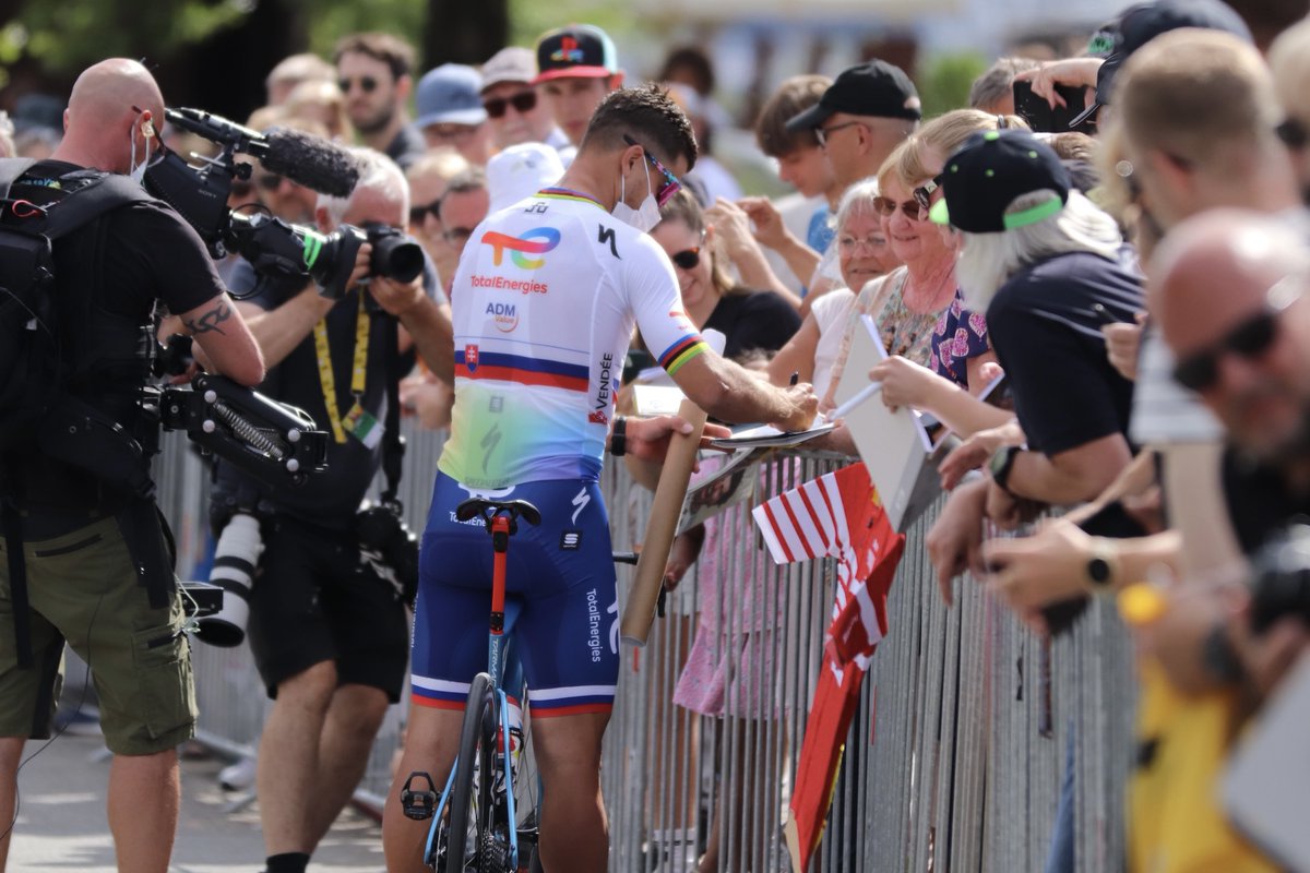 petosagan's tweet photo. Meeting the fans, and there are so many of them in Copenhagen! One of the best parts before every race @TeamTotalEnrg @LeTour 

📸 @blaisou85 https://t.co/HOyha1kIuq