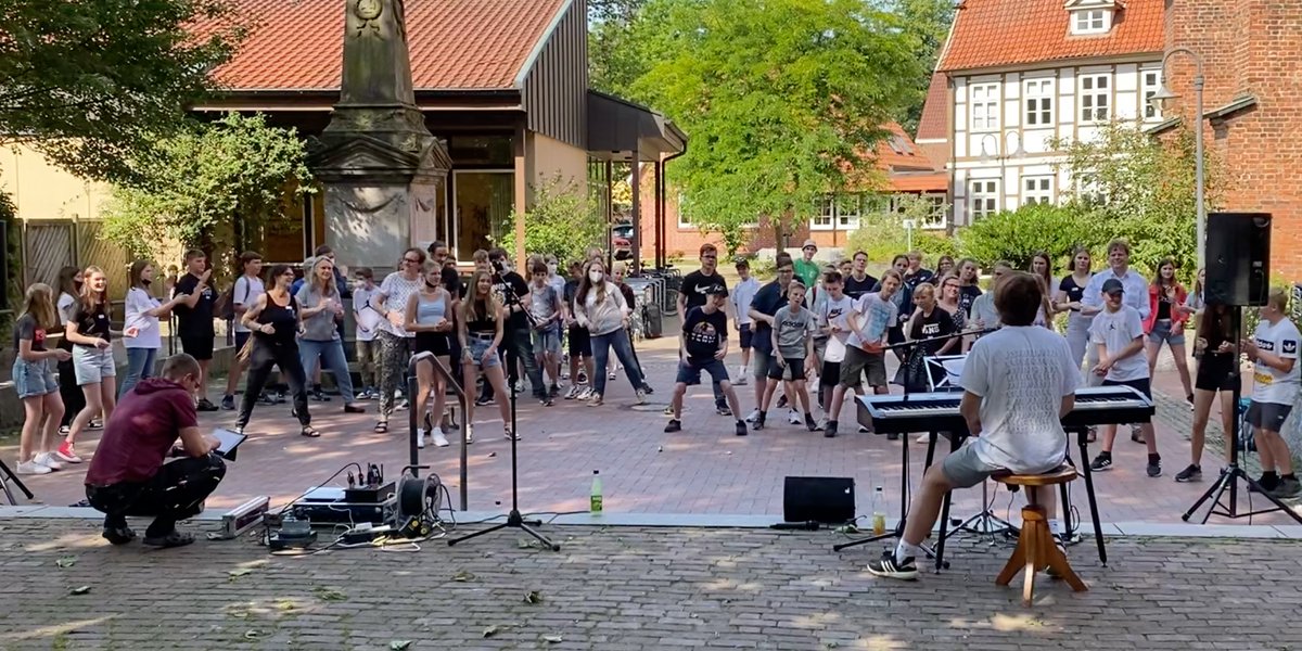 kirchehannovers's tweet photo. Großen Spaß und inhaltliche Tiefe – beides gab es beim #Jugendtag des Kirchenkreises #Winsen mit #Musik, #Workshops und #Pizza 🎶⁉🍕.
Die Jugendliche sprachen über #Rassismus und #queeres Leben, sie sangen, wurden kreativ und übten die Choreographie „#Bibel, Rap und Moves“ ein. https://t.co/9Nf1eVQE10
