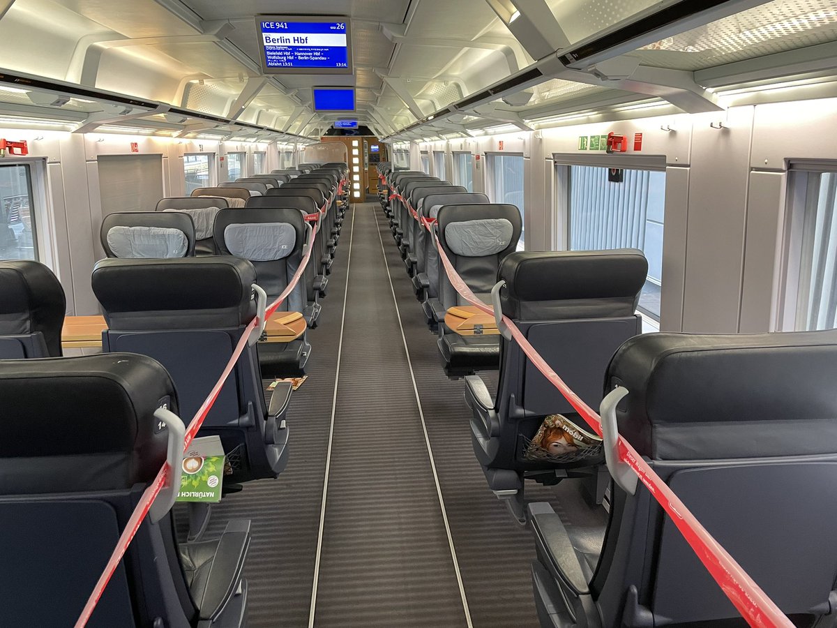 SebSoko's tweet image. Mit dem Zug der @DB_Bahn von Düsseldorf nach Berlin. Kurz vor 14:00. so sollte es sein. Mein Wagen: Ausfall der Klimaanlage. Sieht deshalb so aus. @MickyBeisenherz 1/x