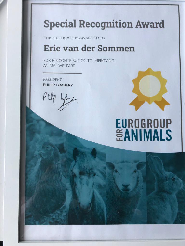 Trots op collega Eric van der Sommen @sommanski. Vlak voor zijn afscheid van <a href="/NLatEU/">Netherlands at the EU</a> ontving hij een award van Eurogroup for Animals voor zijn inzet de afgelopen jaren voor #dierenwelzijn. Zeer verdiend👏👏👏