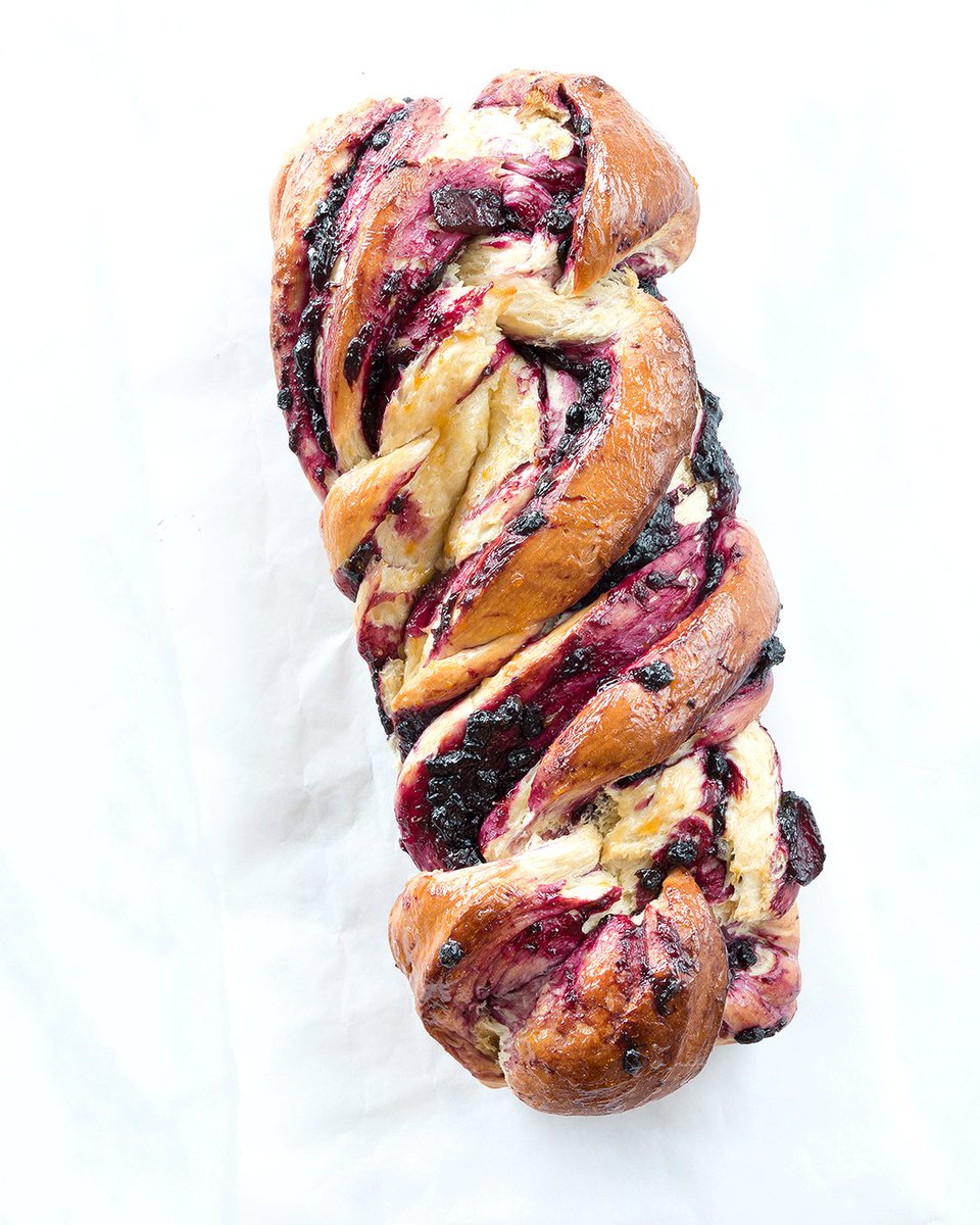 Babka und Blaubeeren = ❤️ Der Anschnitt sieht einfach so son hübsch aus. Die Blaubeer Babka ist übrigens mein Versuchskaninchen in einer langen Reihe von Babka Rezepten gewesen. Und ich glaub ich mag sie immer noch am liebsten. 💕Aber lass das nicht die andern Babkas hör