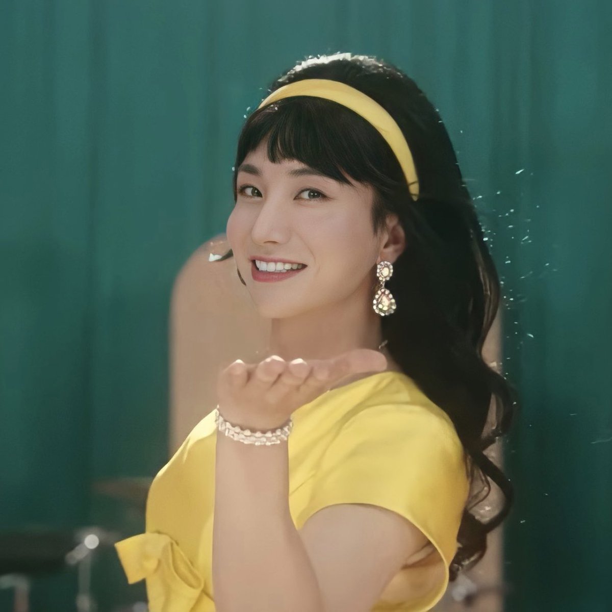 JungSooEnt's tweet photo. Los SuJu andarían con las bolas al piso pensando que si metían a una mujer en el MV después les aparecían las mononeuronales de las gg a decir estupideces. Así que Teuk dijo: no sé preocupen aquí les voy https://t.co/iRcwKWFnF7