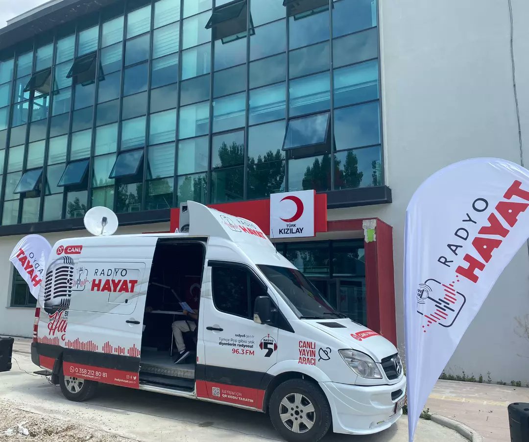 Türk Kızılay Amasya Şube Başkanımız Mahmut Albayrak, Radyo Hayat'a canlı yayın konuğu oldu.
 İhtiyaç sahipleri ve yardıma muhtaç olan herkes için Türkiye’de ve dünyada büyük bir özveriyle çalışan Kızılay’ın çalışmalarını canlı yayında Radyo Hayat dinleyicilerine anlattı.
