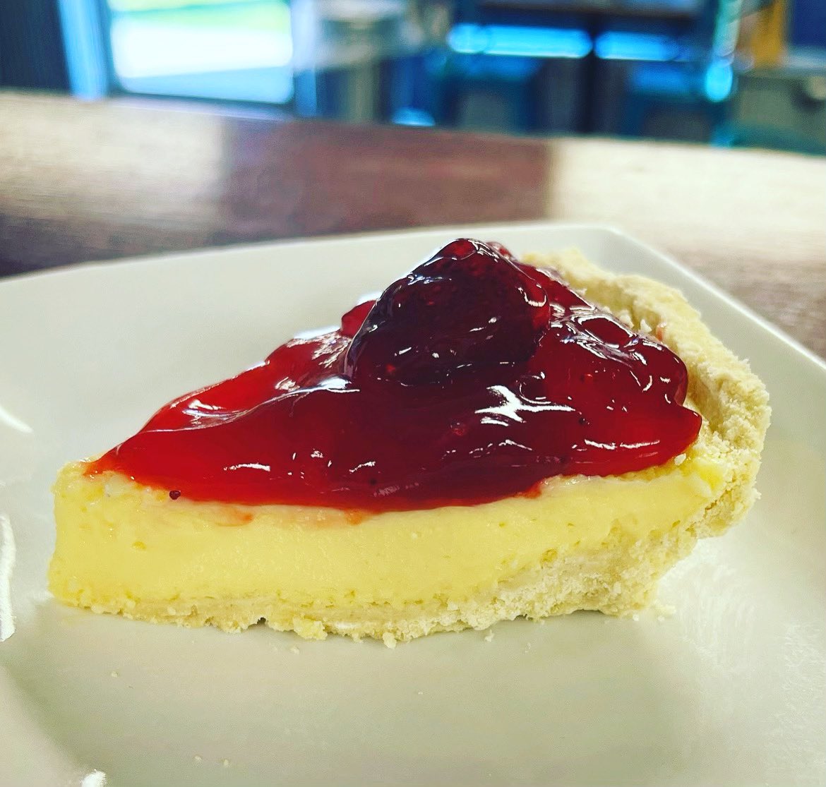 RaeRaesBakery's tweet photo. Need buns for your 4th celebration? We’ve got them! 🌟 How about sweet treats?! Like a dairy free cheesecake?!!!! We’ve got those too! 
#glutenfree #dairyfree #vegan #glutenfreeeats #glutenfreetreats #glutenfreeyum #fourthofjuly #stockup #glutenfreebakery #celiacsafe https://t.co/4ioXHCABPl