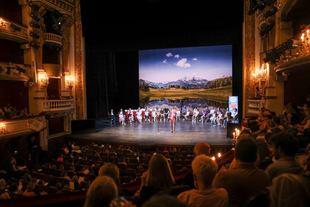 Très heureux d’avoir pu assister à la finale des <a href="/championlecture/">Les Petits champions de la lecture</a> à la <a href="/ComedieFr/">Comédie-Française</a>. Un grand bravo aux 100 000 participants au concours de cette année qui ont ainsi célébré le plaisir de la lecture à voix haute 📕