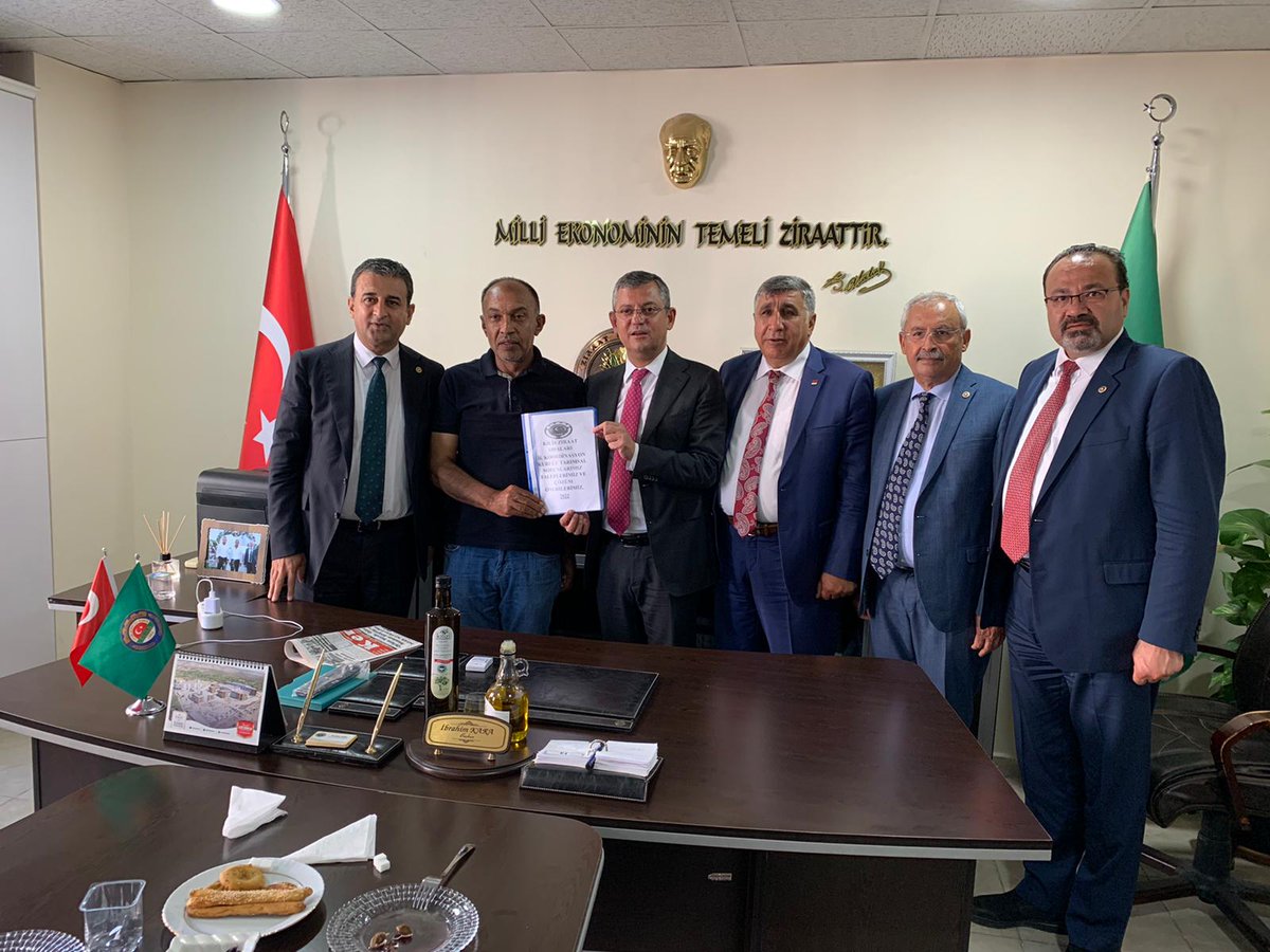 eczozgurozel's tweet photo. Kilis İl Başkanımız Mehmet Akif Perker, milletvekillerimiz Burhanettin Bulut, İrfan Kaplan ve Bayram Yılmazkaya ile birlikte Kilis Ziraat Odası’nı ziyaret ettik.
Kilis'te tarımın ve üreticimizin sorunlarını dinledik. https://t.co/o7ZQkcwM51