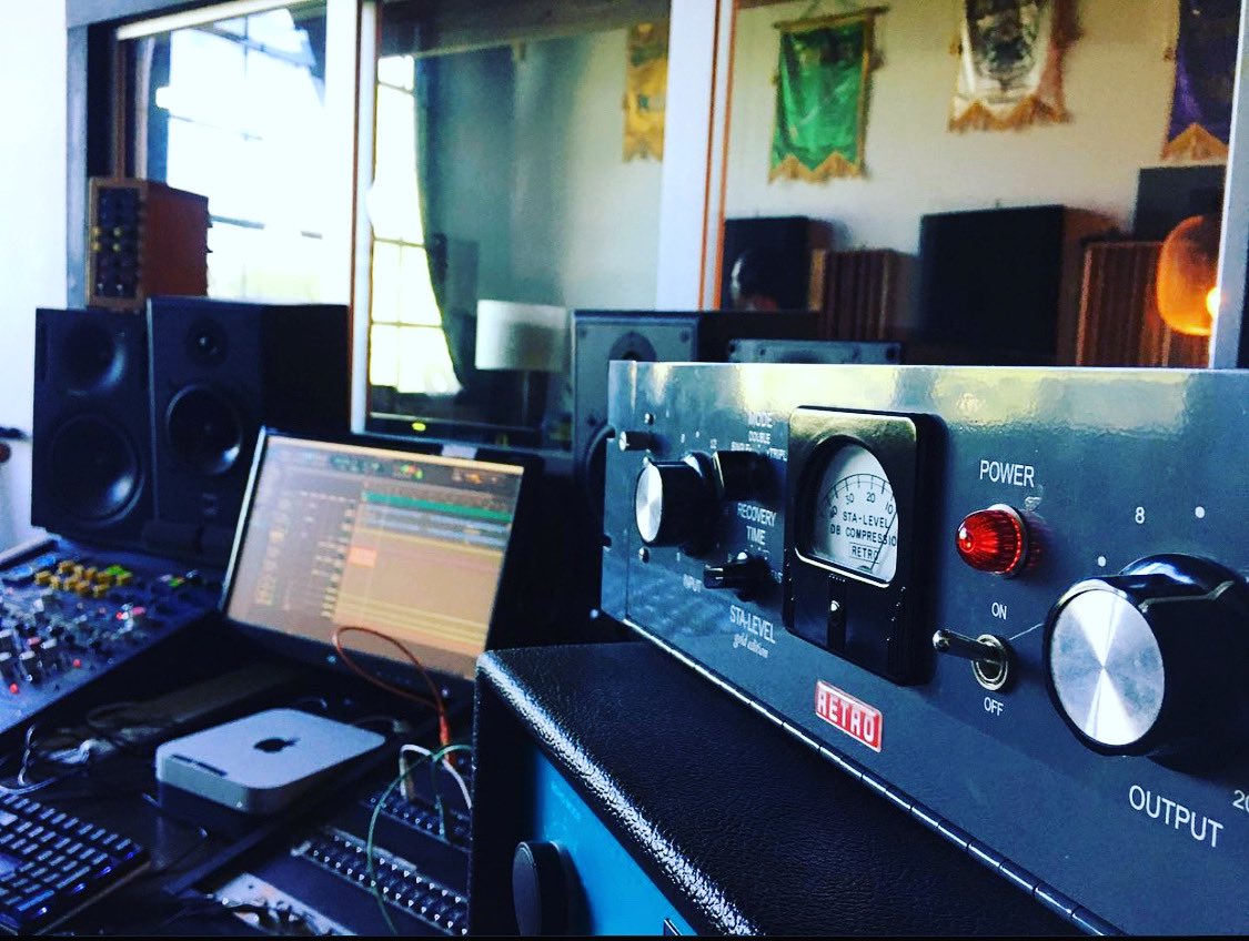 Audio engineer/record producer @tunnelofreverb giving his Retro STA-Level gold edition, some vocals and horns to add the final glaze. ✨
*
*
*
#recordingstudio #recording #music #retroinstruments #recordproducer