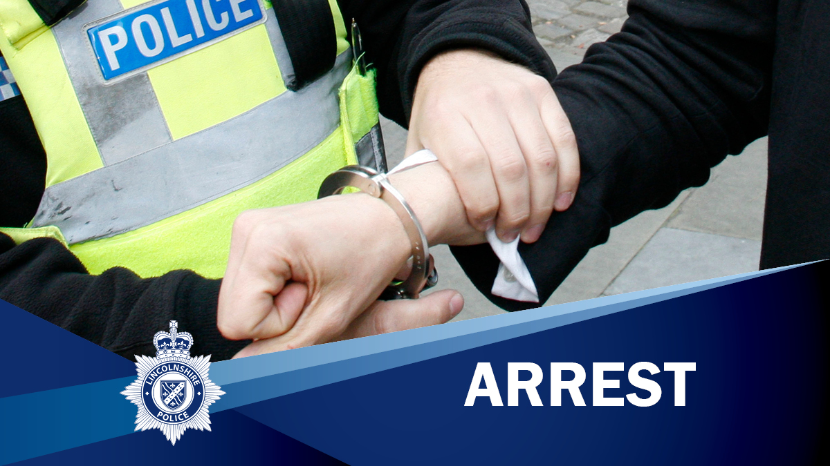 Two people were arrested just minutes after we received a call reporting a man with a knife in #Skegness.

They have been released under investigation and we are appealing for information.

More here: ow.ly/zwYw50JKNbh

#WeAreLincolnshirePolice