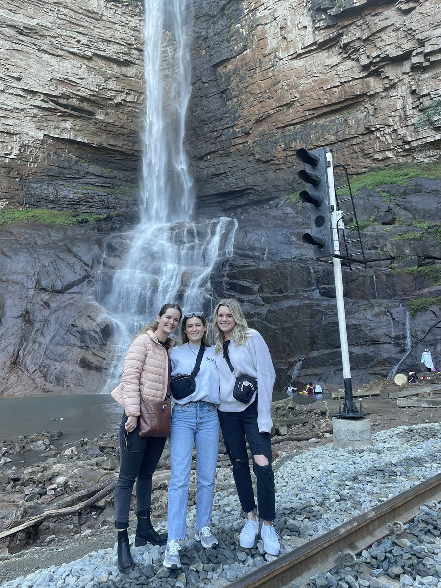 EmGEvangelista's tweet photo. The most amazing and welcoming neighbors two girls could ask for 💗 https://t.co/RlSD0Cbn4U