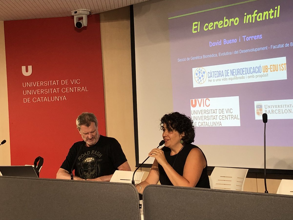 uvic_cife's tweet photo. Comença la conferència de @DavidBueno33 a la @uvic_ucc sobre el cervell infantil dins del marc del Máster Montessori amb una sala Mercè Torrents plena de gom a gom. 

@espaisinfantil @UVic_FETEP https://t.co/b4qniefgfX