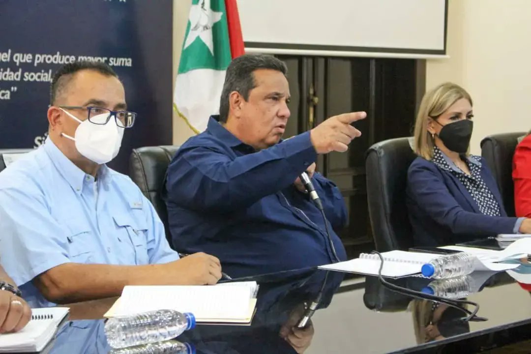 Gerardo4fPsuv's tweet photo. #AHORA En directorio ampliado junto a alcaldes y directores nacionales, tomando importantes decisiones ante el paso del Ciclón Tropical DOS, entre las que es preciso destacar la extensión del #DecretoDeEmergencia.

Nos mantenemos alerta, para garantizar el bienestar del pueblo. https://t.co/cGfLmDKEYp