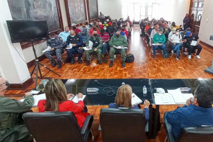 Gerardo4fPsuv's tweet photo. #AHORA En directorio ampliado junto a alcaldes y directores nacionales, tomando importantes decisiones ante el paso del Ciclón Tropical DOS, entre las que es preciso destacar la extensión del #DecretoDeEmergencia.

Nos mantenemos alerta, para garantizar el bienestar del pueblo. https://t.co/cGfLmDKEYp