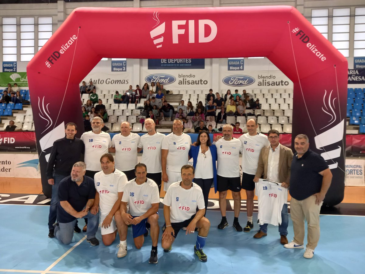 ForosFID's tweet photo. ¡Ya disfrutamos del partido! 🤾‍♂️

Hicimos una exhibición contra un combinado de jugadores/as de categoría Cadete de todos los Clubes de Balonmano de Cantabria.

📍Pabellón de La Albericia https://t.co/CinlpVow69