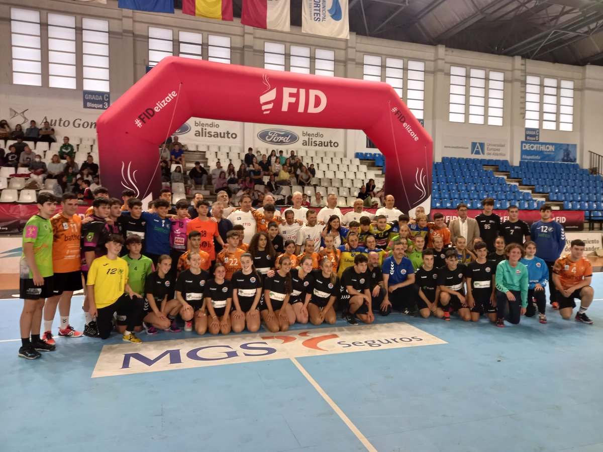 ForosFID's tweet photo. ¡Ya disfrutamos del partido! 🤾‍♂️

Hicimos una exhibición contra un combinado de jugadores/as de categoría Cadete de todos los Clubes de Balonmano de Cantabria.

📍Pabellón de La Albericia https://t.co/CinlpVow69