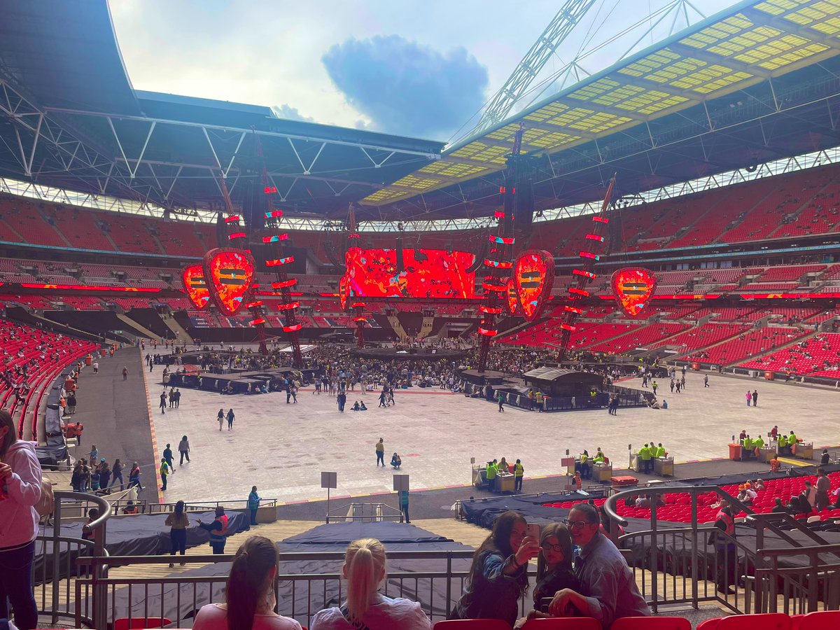 JENNerous17's tweet photo. Waiting for #EdSheeran 🥹 https://t.co/ZJldKQOdrs