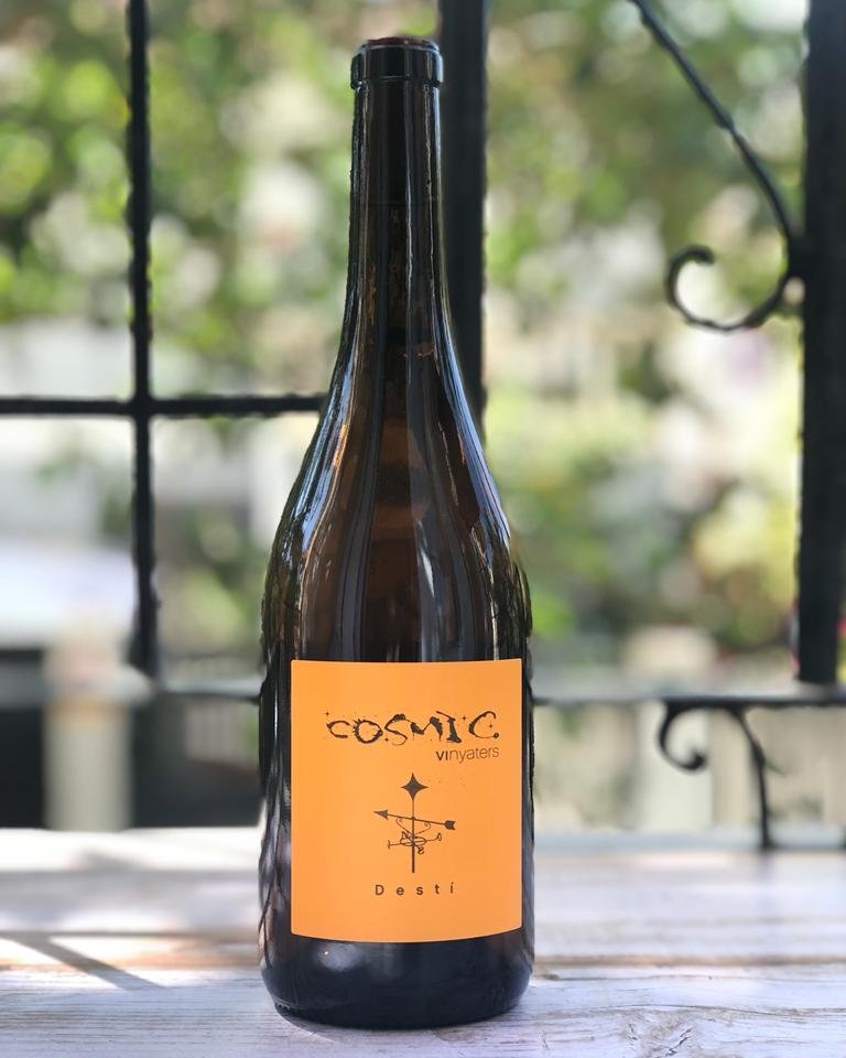 Còsmic Destí Muscat <a href="/CosmicCeller/">Cosmic vinyaters</a>, un vino naranja ecológico elaborado con #moscatel de Alejandría y con apenas intervención en la bodega. Intensos aromas a flores blancas y notas de fruta tropical. De refrescante acidez y largo retrogusto frutal bit.ly/3yudTho #muscat