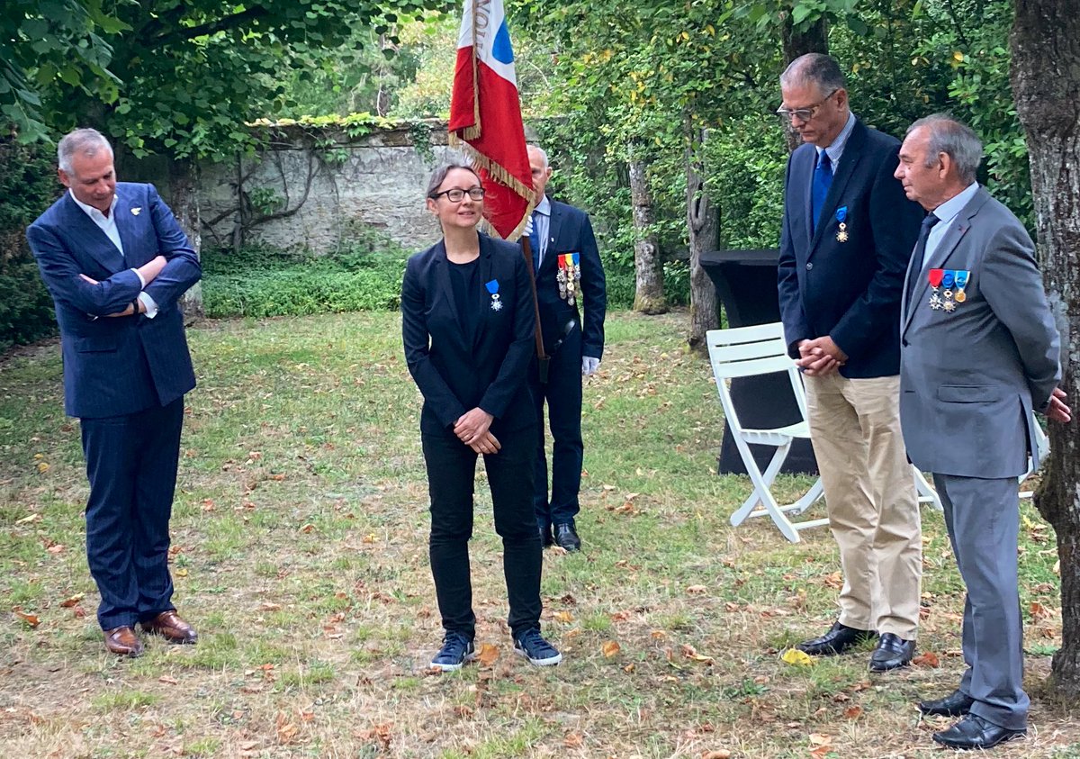 benjulienne's tweet photo. Depuis plus de 20 ans elle apprend, travaille et porte la bonne parole du #vin &amp; de la #vigne : bravo @plepeltier pour cette distinction remise par Éric Beaumard : Chevalier de l’Ordre national du mérite. En route pour le concours de meilleurE #sommelier du monde ! 🍾 #FoodAngers https://t.co/e8aRE0I2Yo